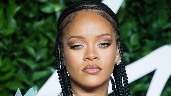 Η "first selfie of the year" της Rihanna είναι make-up free