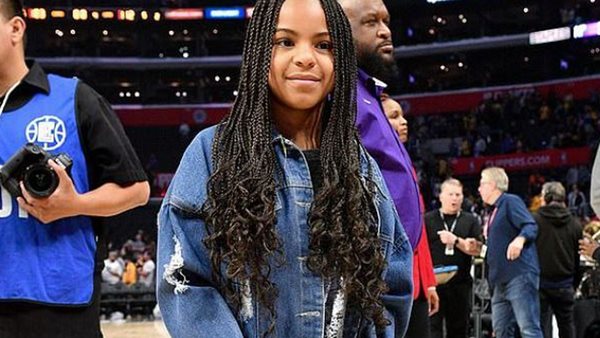 Η μικρή Blue Ivy πίνει από το Grammy της