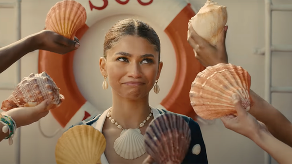 Zendaya - Αντιδρά σε βίντεο που δείχνει την επεισοδιακή τούμπα της στη Ρώμη