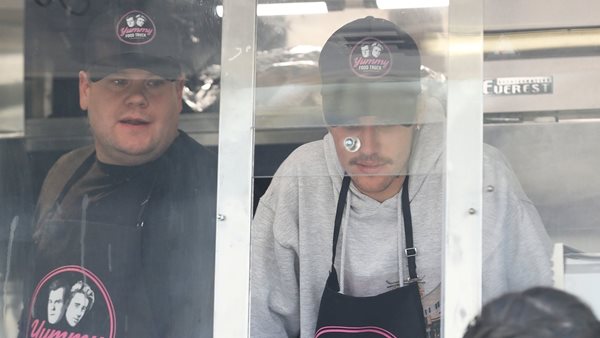 O Justin Bieber πουλά σάντουιτς σε καντίνα