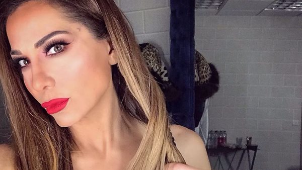 H Δέσποινα Βανδή ποζάρει στην αγκαλιά του Βασίλη Μπισμπίκη