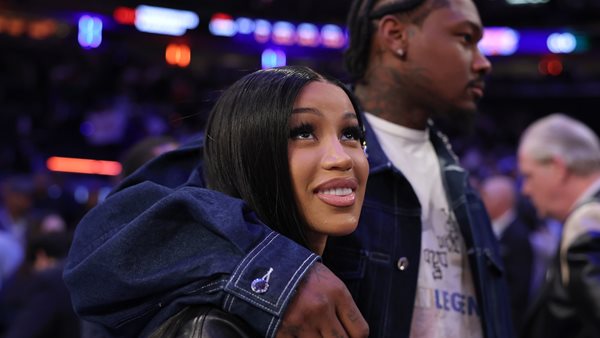 Σε σχέση με τον Stefon Digs, επίσημα, η Cardi B.