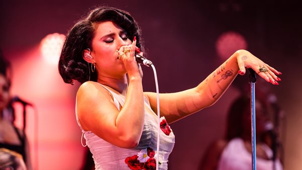 H Raye εξώφυλλο στο Pop mag σαν άλλη Amy Winehouse!