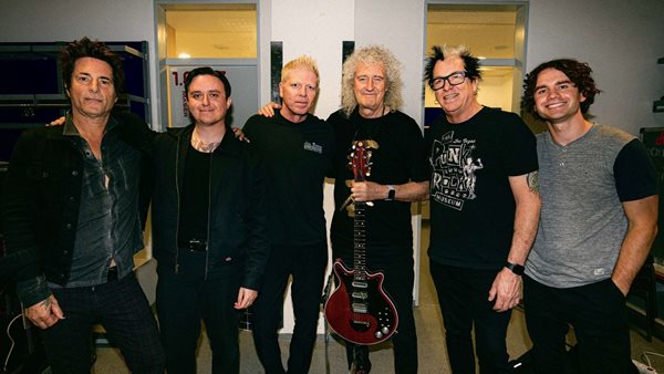 Οι Offspring και ο Brian May των Queen μαζί στη σκηνή!