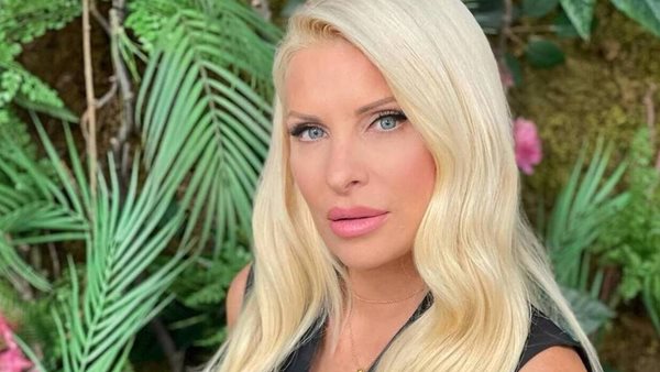 Η Ελένη Μενεγάκη ποζάρει στο χιόνι