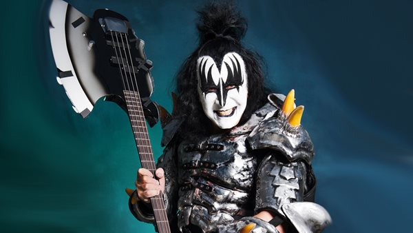 Gene Simmons: "Η έλλειψη χρημάτων είναι η πηγή όλου του κακού"