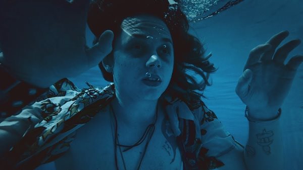 O Ozzy Osbourne παρουσιάζει το music video του "Under The Graveyard"