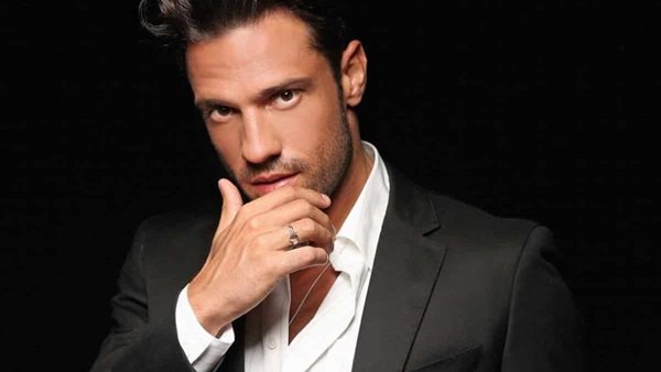 Ο Κωνσταντίνος Αργυρός κάνει σκι στο χιόνι στο Κολωνάκι