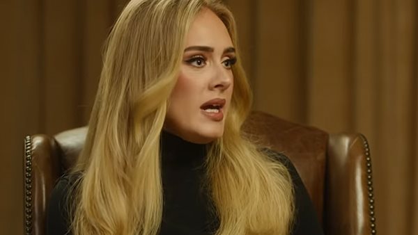 Η Adele αποκαλύπτει το τραγούδι του "30" που θα "μισήσει" ο Angelo μεγαλώνοντας