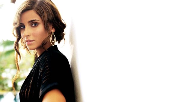 Η Nelly Furtado γιορτάζει 20 χρόνια από την κυκλοφορία του πρώτου της album