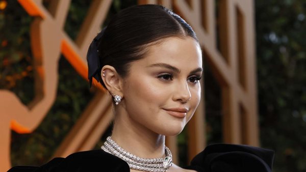 Selena Gomez - Το ατύχημα στο κόκκινο χαλί των SAG Awards και το ξυπόλυτο look στη σκηνή