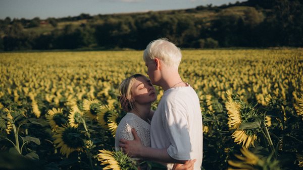 Γιατί οι σχέσεις που ξεκινούν καλοκαίρι είναι ίσως οι ιδανικότερες