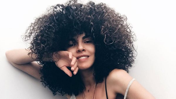 Μαρία Σολωμού - Ποζάρει χωρίς ρετούς και στέλνει το δικό της μήνυμα