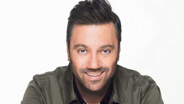 Γιώργος Θεοφάνους: "Όταν η Χάρις Αλεξίου με πήρε τηλέφωνο για να συνεργαστούμε είπα 'Ποιος μου κάνει πλάκα πρωί πρωί'"