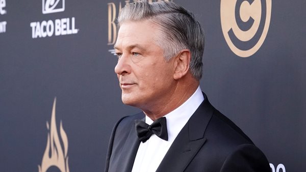 Ο Alec Baldwin μιλάει για πρώτη φορά μετά τον μοιραίο πυροβολισμό της Halyna Hutchins