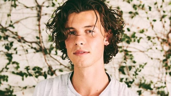 Ο Shawn Mendes σε ένα TikTok cover του "Peaches"