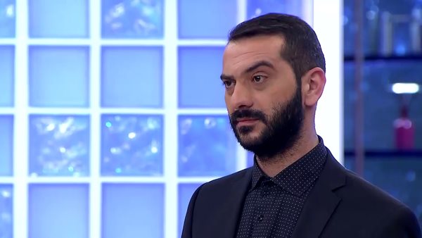 Στα σκαλιά της εκκλησίας ο Λεωνίδας Κουτσόπουλος;