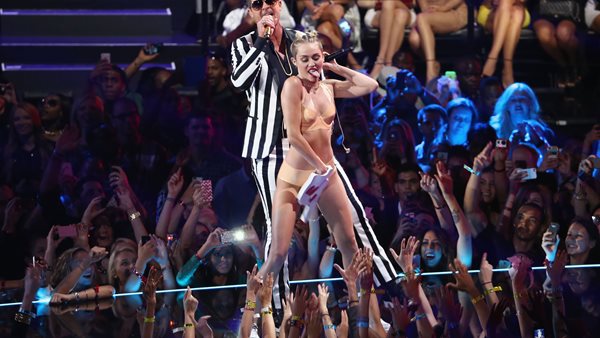 Miley Cyrus - Γιατι χαίρεται τόσο πολύ που την αντιπαθεί η Cher