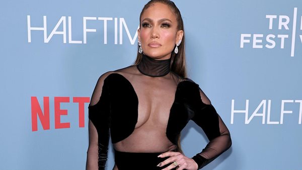 Jennifer Lopez - Με εντυπωσιακό διάφανο φόρεμα στην πρεμιέρα του "Halftime"
