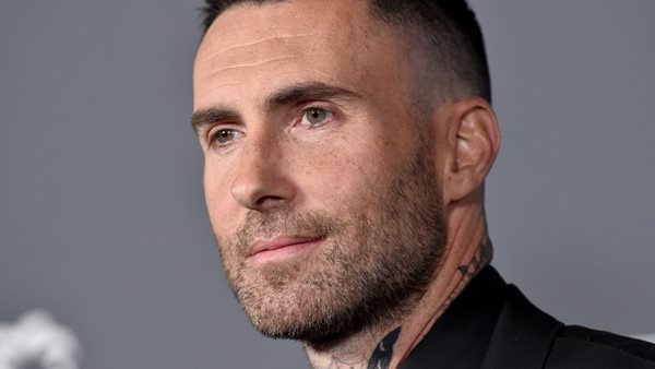 Ο Adam Levine ξεκαθάρισε πως το νέο του face tattoo είναι ψεύτικο