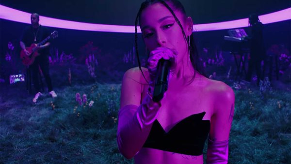 Ariana Grande - Το live performance του "pov" για το Vevo