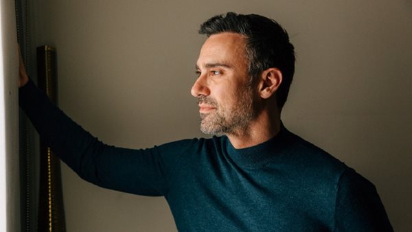 Ο Γιώργος Καπουτζίδης με δάκρυα στα μάτια αποχαιρετά τον Πάνο Νάτση