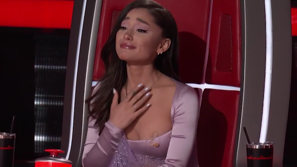 Η Ariana Grande ξέσπασε σε κλάματα κατά τη διάρκεια των #VoiceBattles
