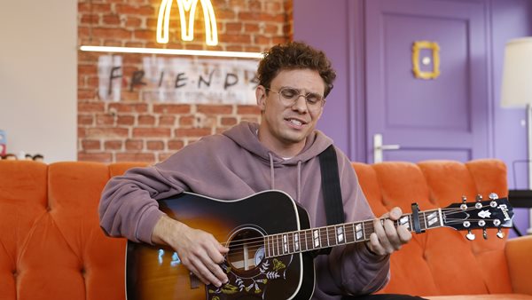 Ο 28χρονος Kamrad γίνεται viral στο TikTok με το "Be Mine"!