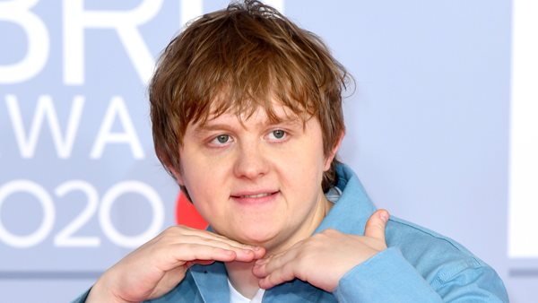Lewis Capaldi: Υπερασπίζεται την εμφάνισή του στα BRIT Awards με αλκοόλ