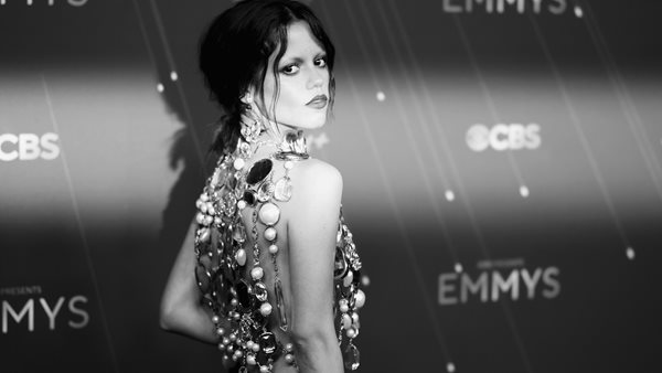 Jenna Ortega στα Emmys channeling "Death Becomes Her"!