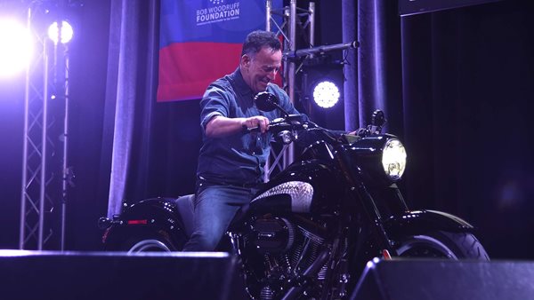 Πώς θα γνωρίσεις τον Bruce Springsteen και να πάτε βόλτα με τη μηχανή του