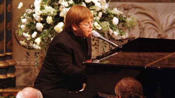 #RockThisDay - 21 Οκτωβρίου: O Elton John σημειώνει ρεκόρ Guinness με το "Candle In The Wind '97"