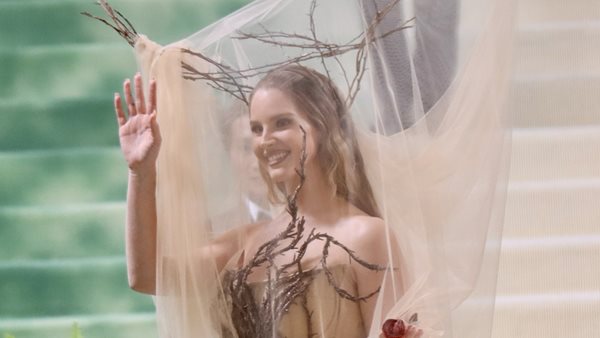Η μεγάλη επιστροφή της Lana Del Rey, μάγεψε στο Met Gala!