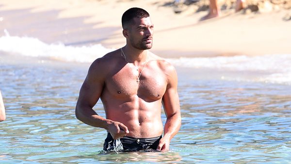 Simone Susinna: Ο ηθοποιός του "365 Days" στη Μύκονο.