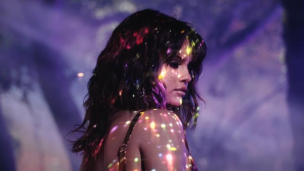 Selena Gomez: "Μερικές φορές σκέφτομαι πως θα είμαι μόνη για πάντα"