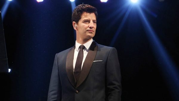 Ο Σάκης Ρουβάς κόβει ξύλα με κοστούμι και σνίκερς