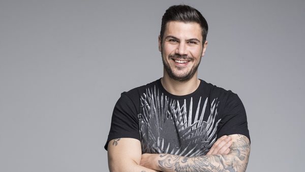 Ο γιος του Άκη Πετρετζίκη κάνει τα πρώτα του βήματα