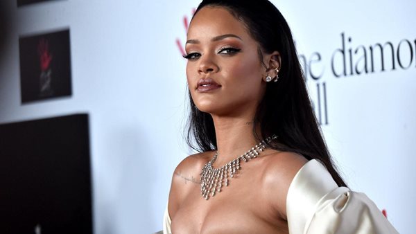 Rihanna - Πέρασε χρόνο με άστεγους βετεράνους, κάνοντας δωρεές φαγητών και ρούχων