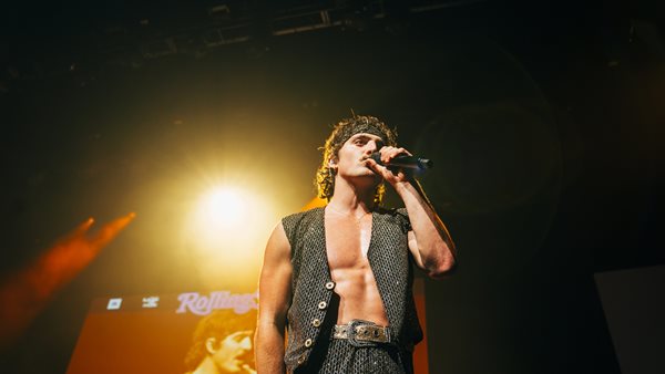 Ο Benson Boone μίλησε στο Rolling Stone magazine.