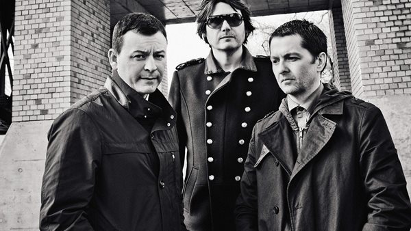 Manic Street Preachers - Το καινούριο LP είναι "σα να ακούς τους Clash να παίζουν ABBA"