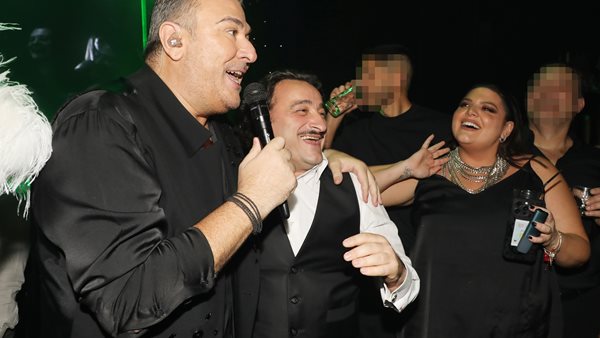 Αντώνης Ρέμος, με casual εμφάνιση στην Γλυφάδα.