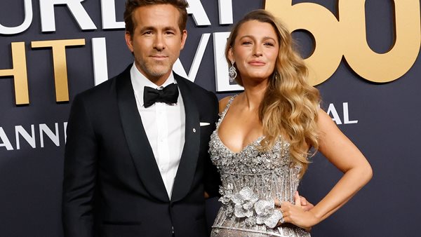 Blake Lively και  Ryan Reynolds στο SNL 50.