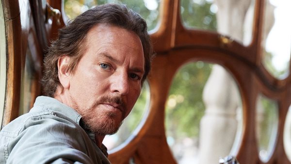 Ο Eddie Vedder συνεχίζει τη διαμάχη με τους Mötley Crüe