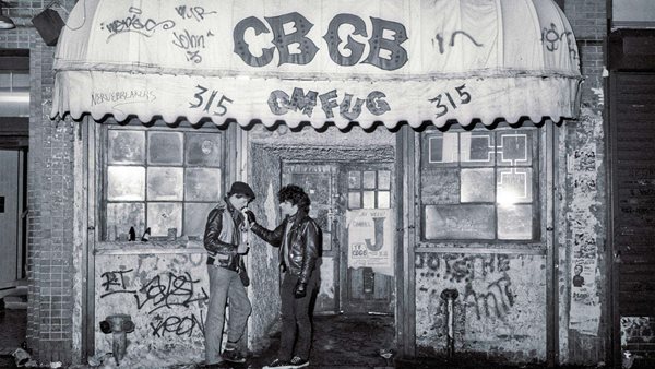 1977: Η έκρηξη του punk