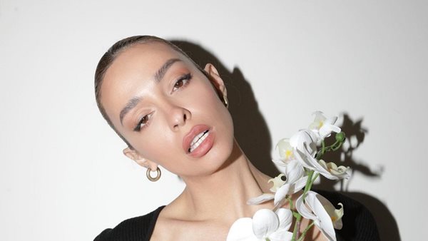 Ελένη Φουρέιρα - Ακομπλεξάριστη και χωρίς photoshop σε καλοκαιρινά στιγμιότυπα