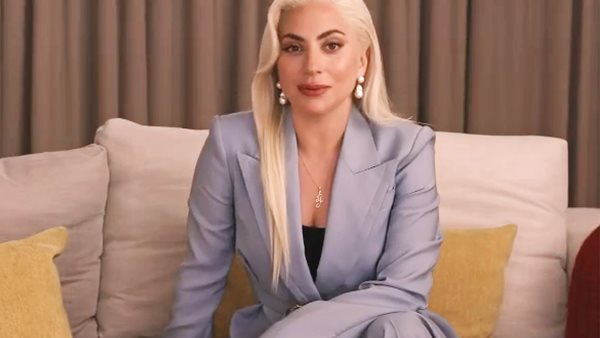 Lady Gaga - Το φιλί στον Tom Cruise στα παρασκήνια της συναυλίας της