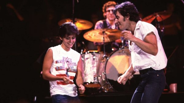 Όταν o Bruce Springsteen χόρευε στη σκηνή με την Courteney Cox