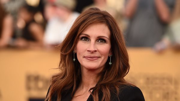 Η Julia Roberts αποκαλύπτει το παρασκήνιο της πρώτης της γνωριμίας με τον Harry Styles