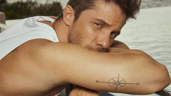 Ο Νίκος Οικονομόπουλος σε καθημερινές στιγμές στα νότια προάστια