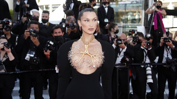 Bella Hadid - Η εμφάνισή της στο κόκκινο χαλί του Φεστιβάλ των Καννών άφησε εποχή
